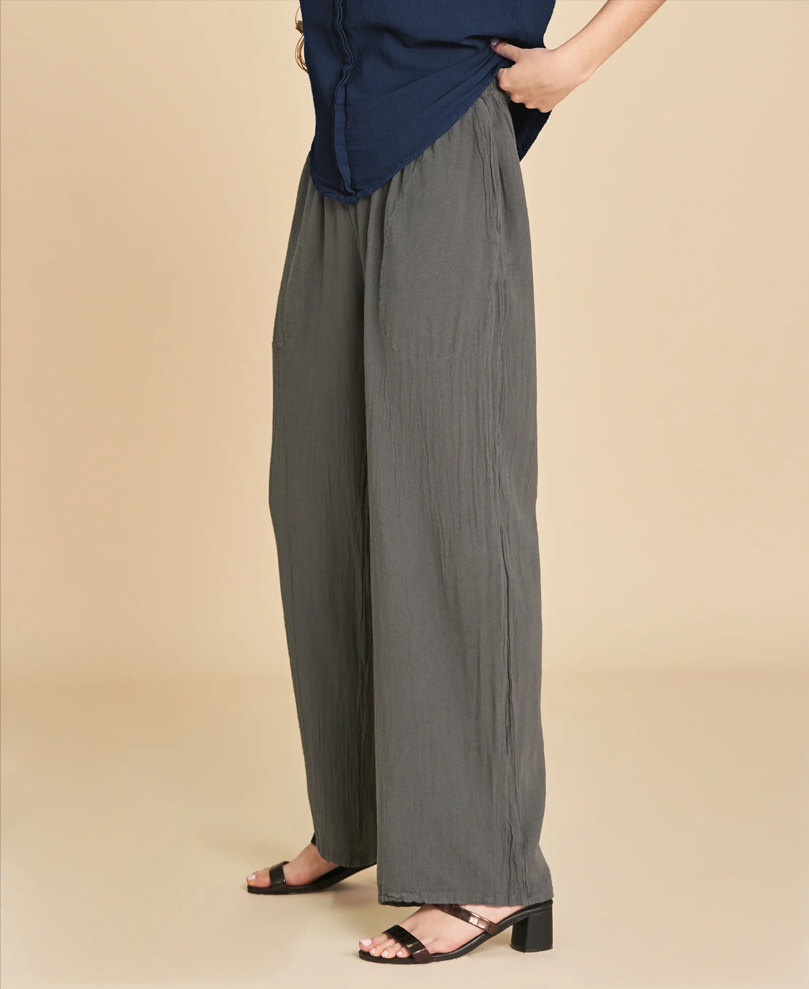 Pantalón recto de manta con bolsas Basic color gris oscuro