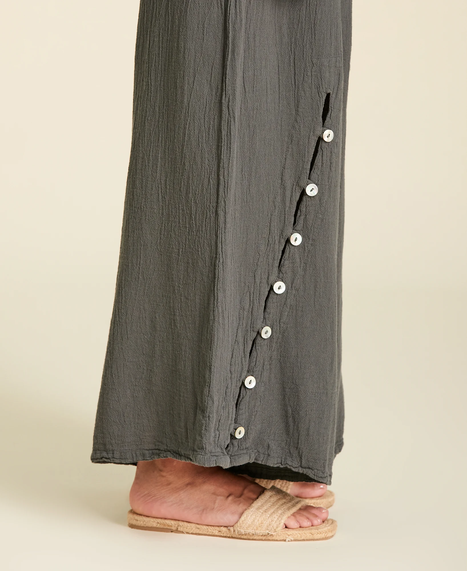 Pantalón amplio de algodón con aberturas frontales Dallas color gris oscuro