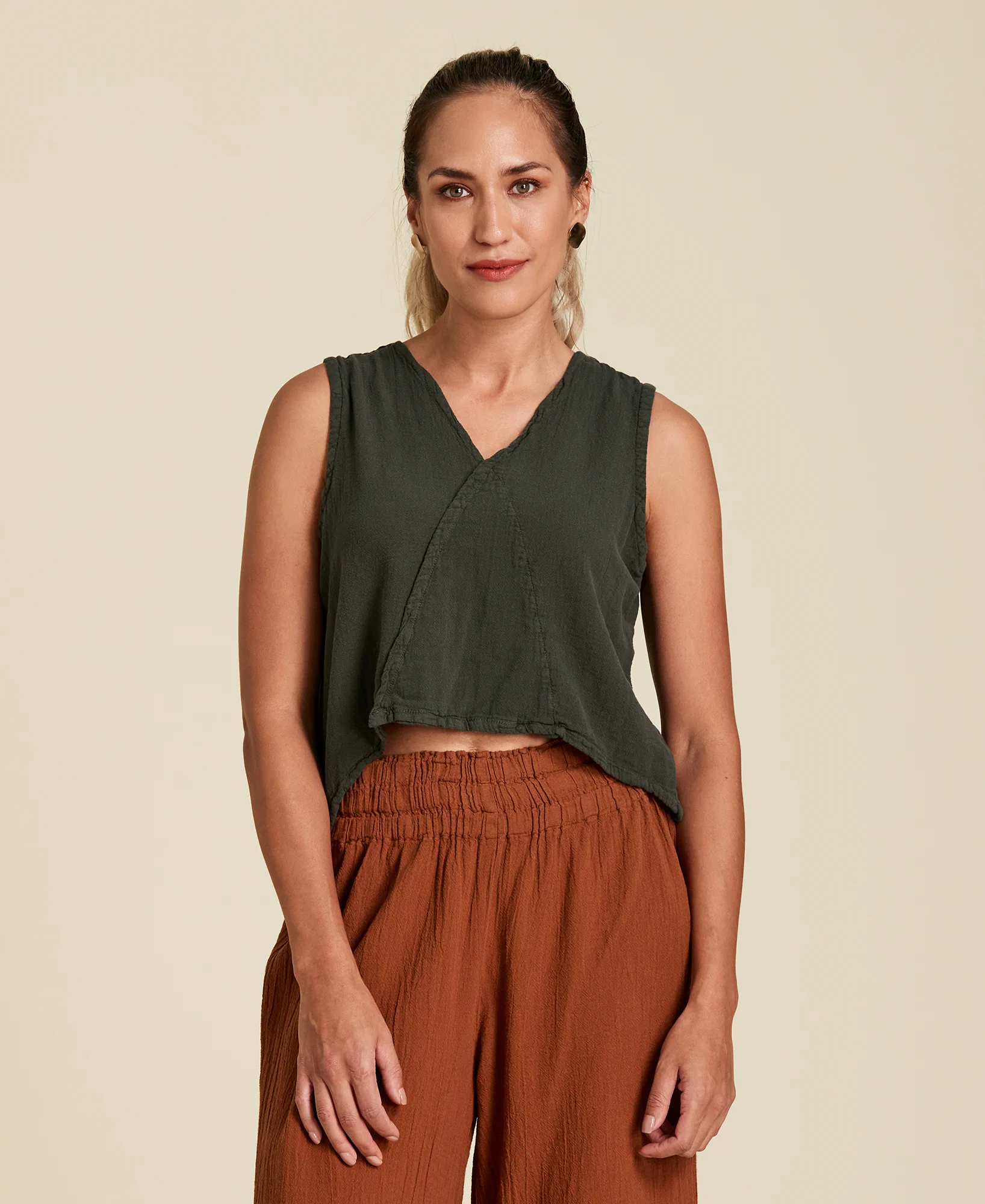 Blusa crop de algodón Luisa color verde militar