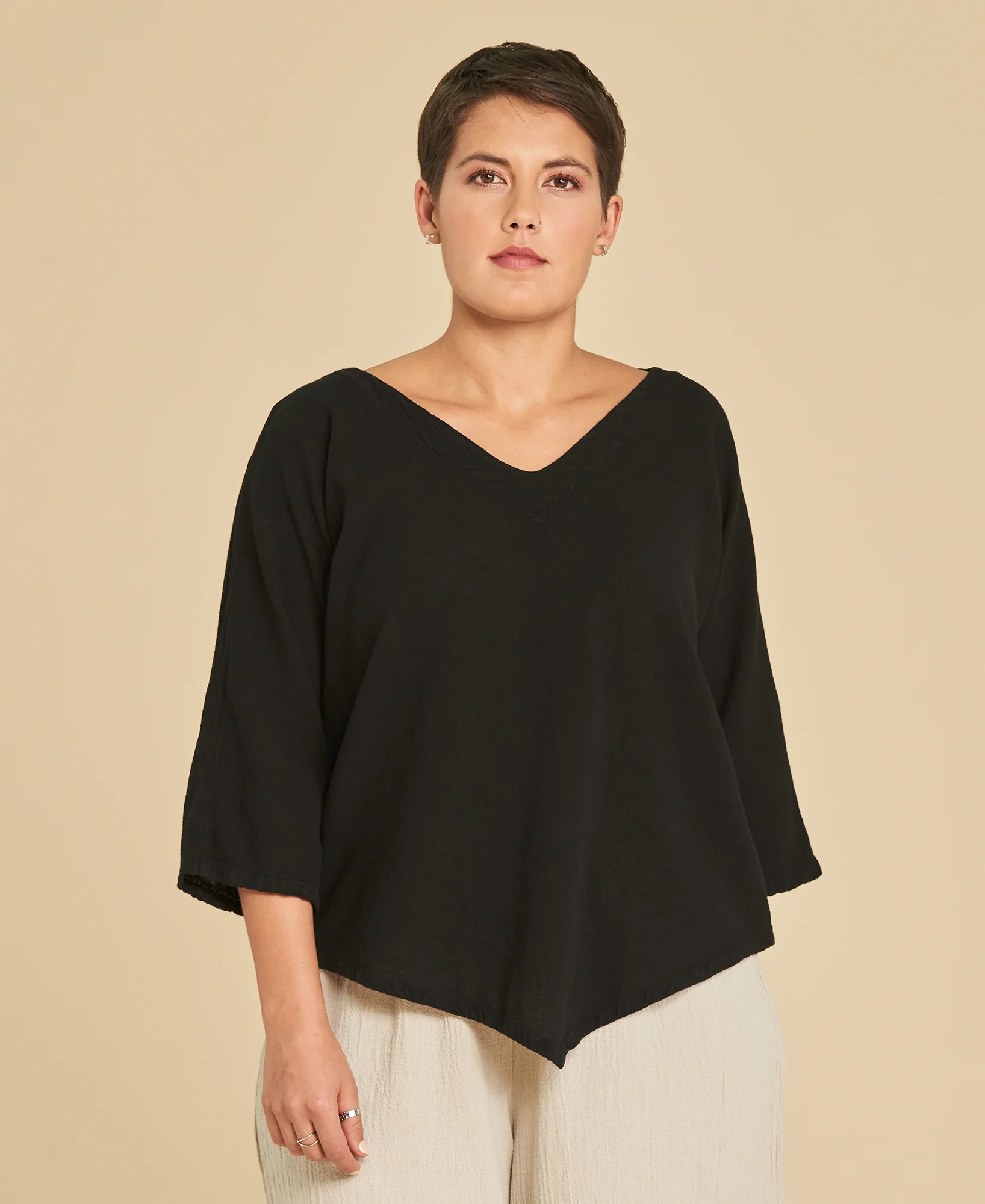 Blusa de algodón con mangas ¾ Lynn color negro