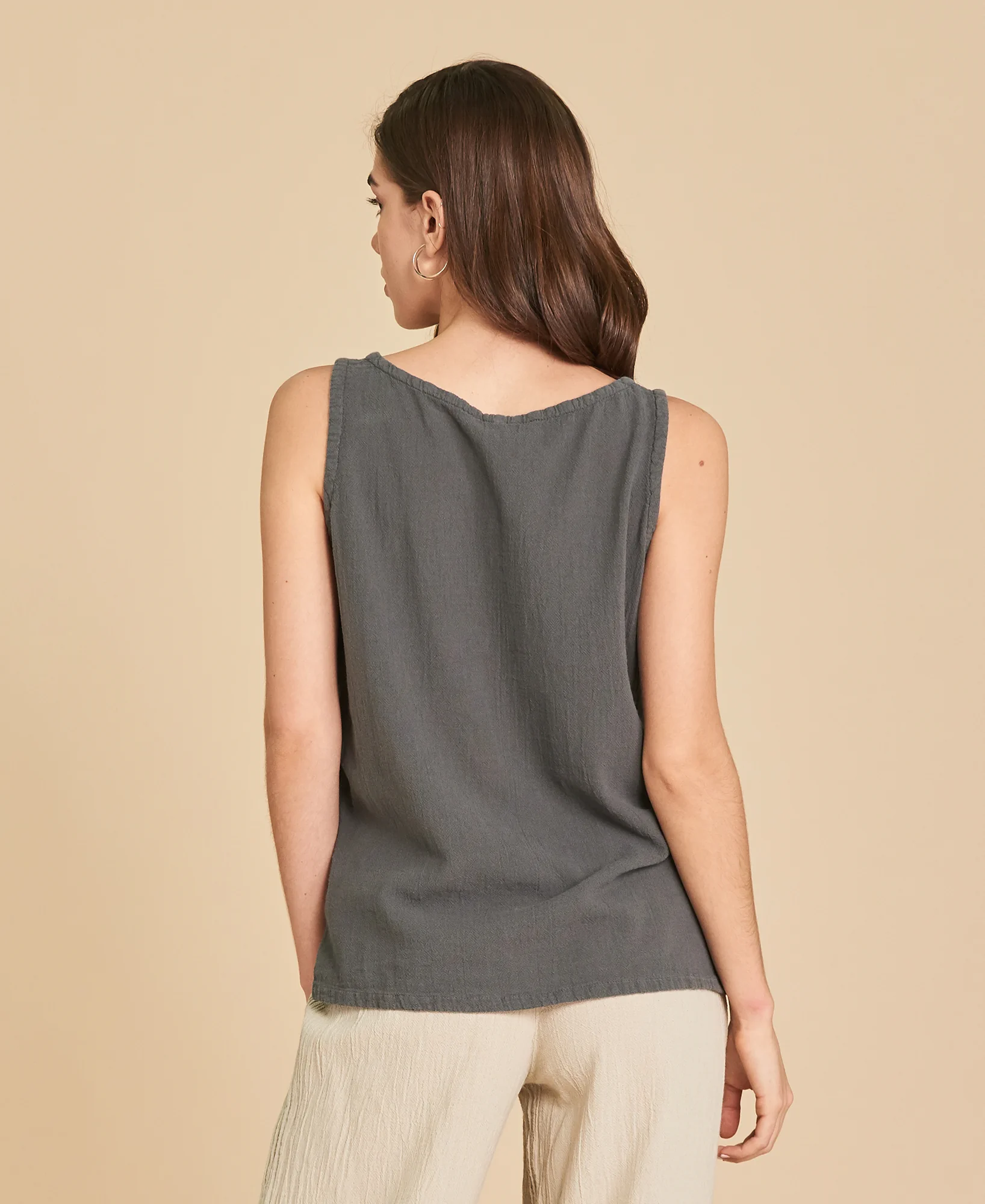Blusa básica de algodón sin mangas Tank color gris oscuro