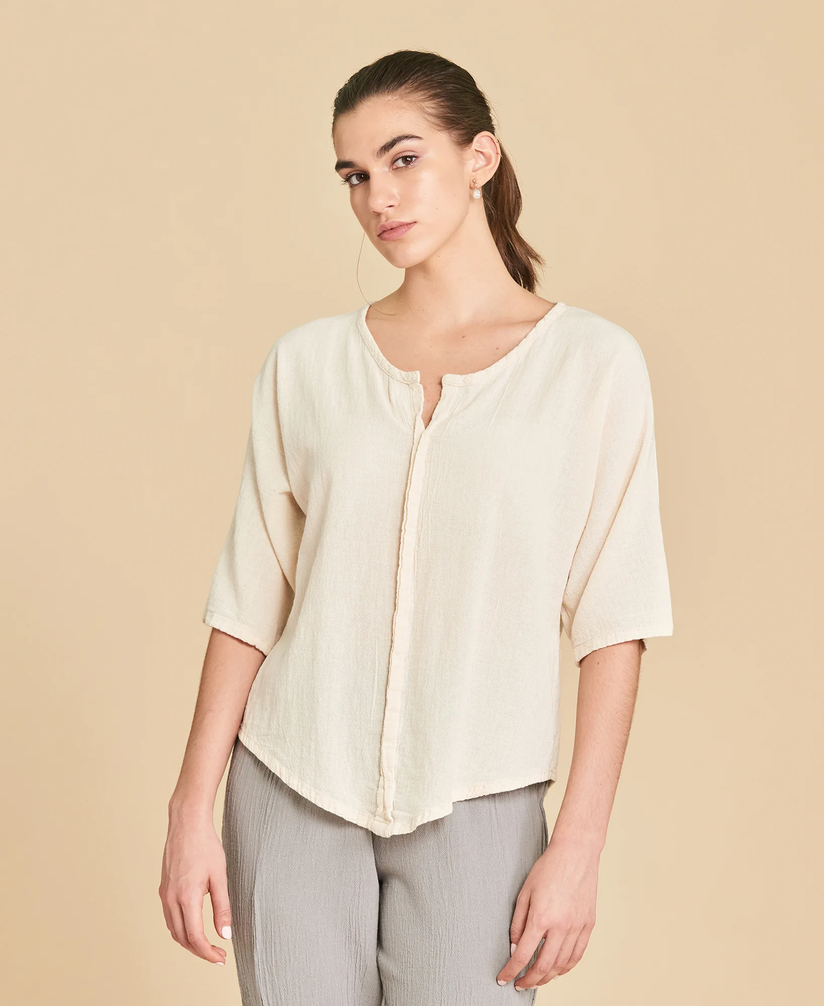 Blusa corta de algodón con mangas ¾ Tiny color hueso