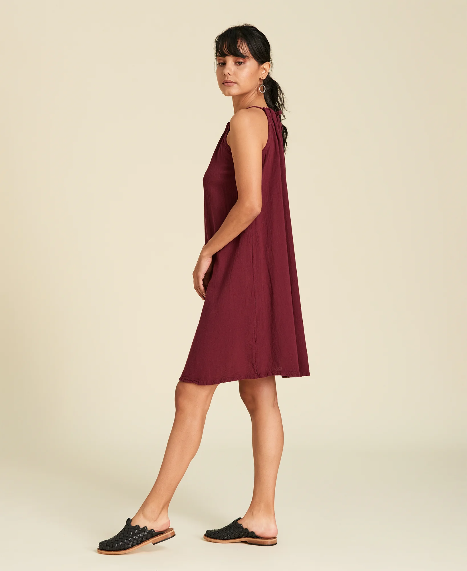 Vestido halter corto de algodón Elsa color vino tinto Beet