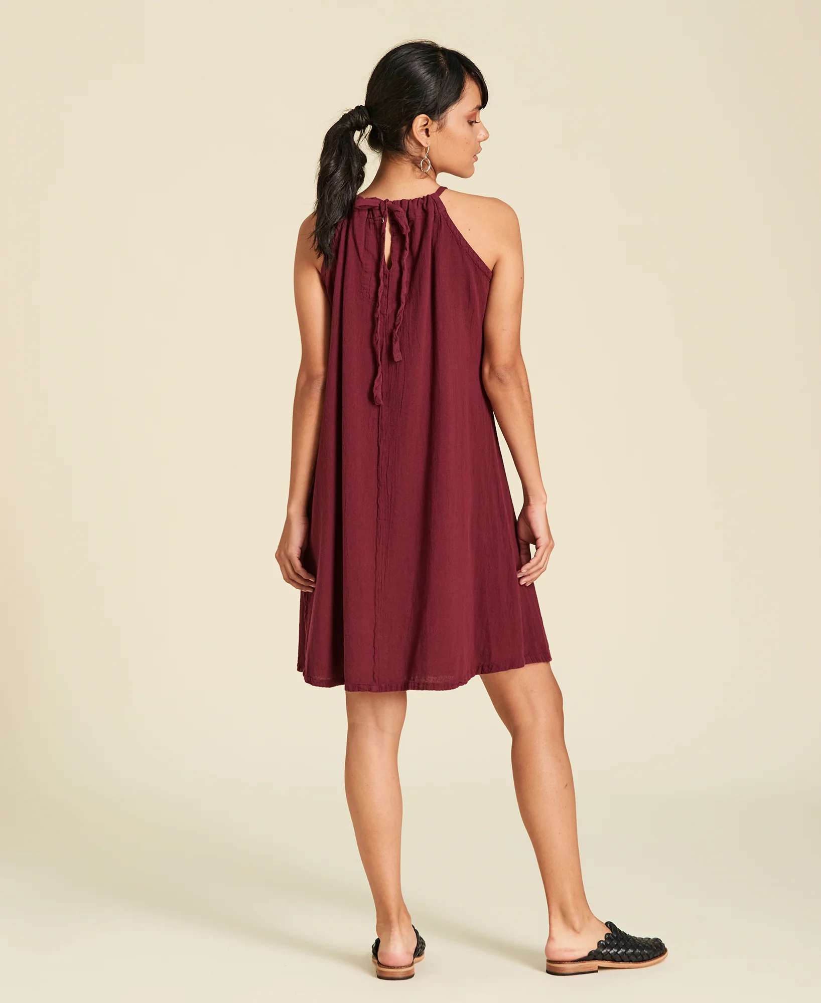 Vestido halter corto de algodón Elsa color vino tinto Beet