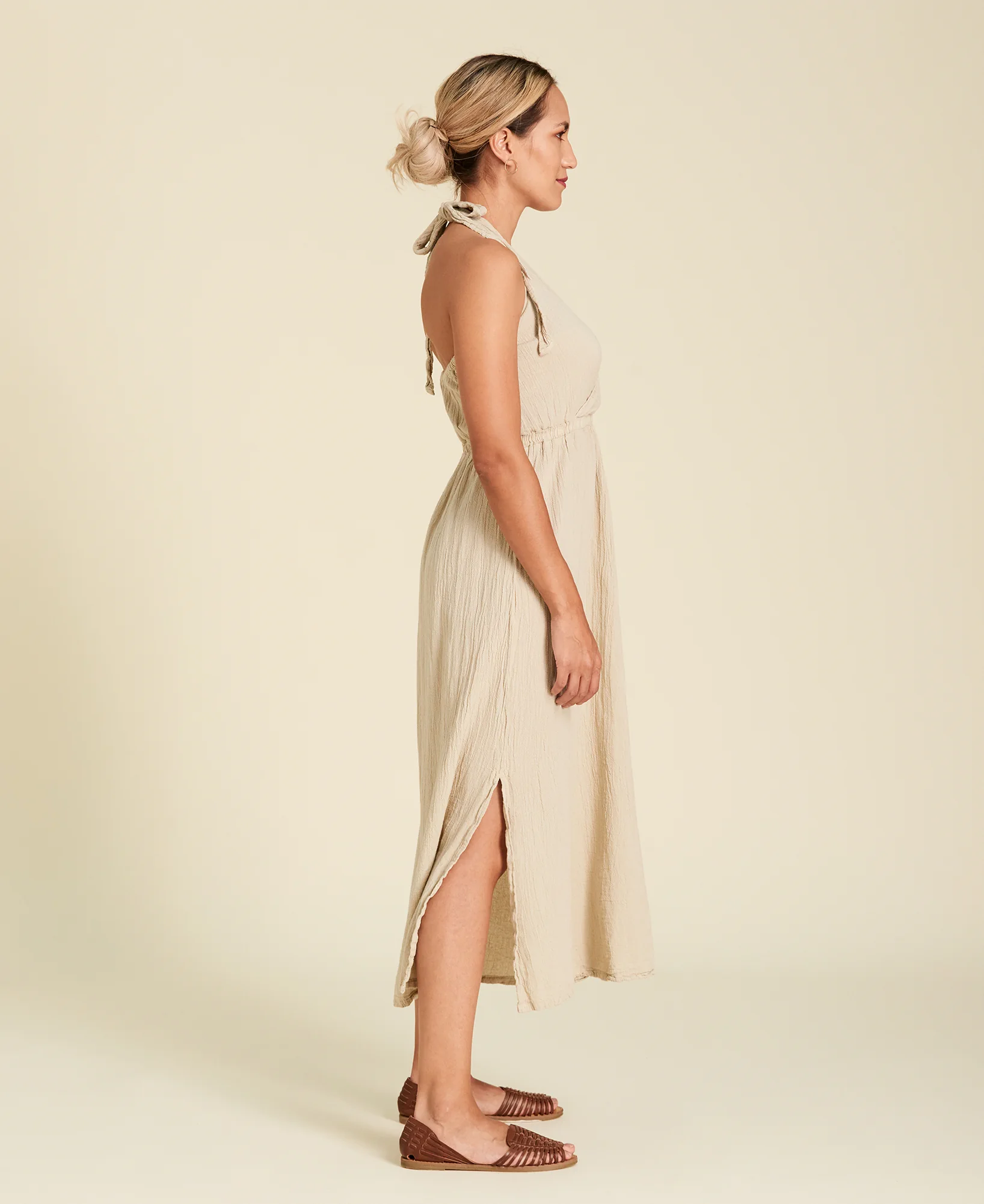 Vestido halter largo Patricia color beige claro Rye