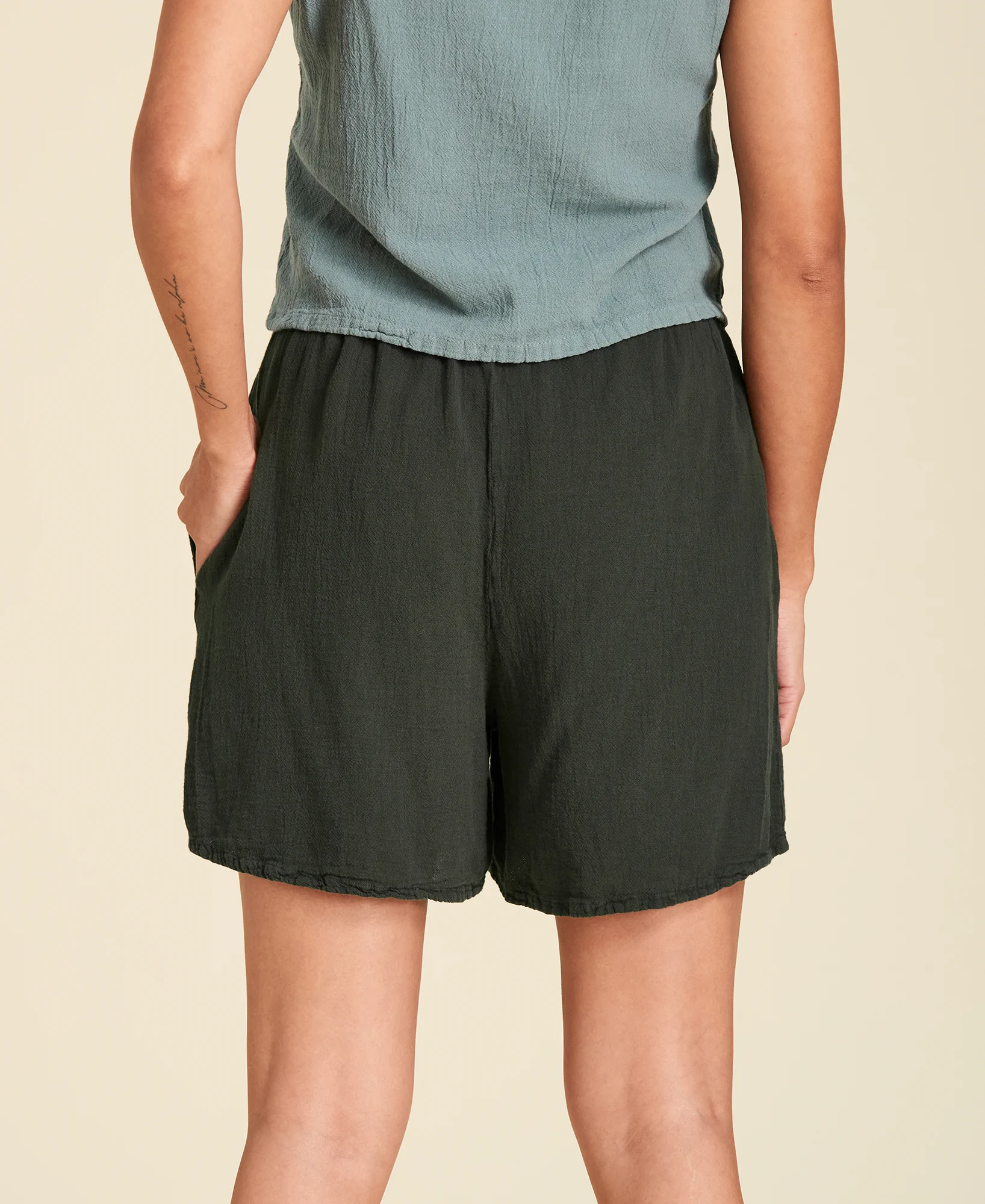 Short de algodón a la cintura Tina color verde militar Juniper