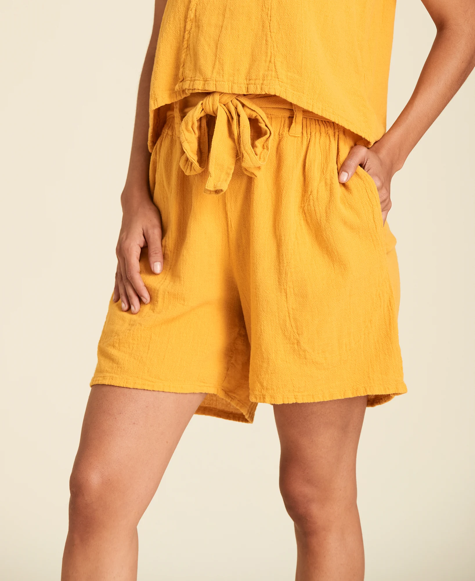 Short de algodón a la cintura Tina color amarillo mostaza Turmeric