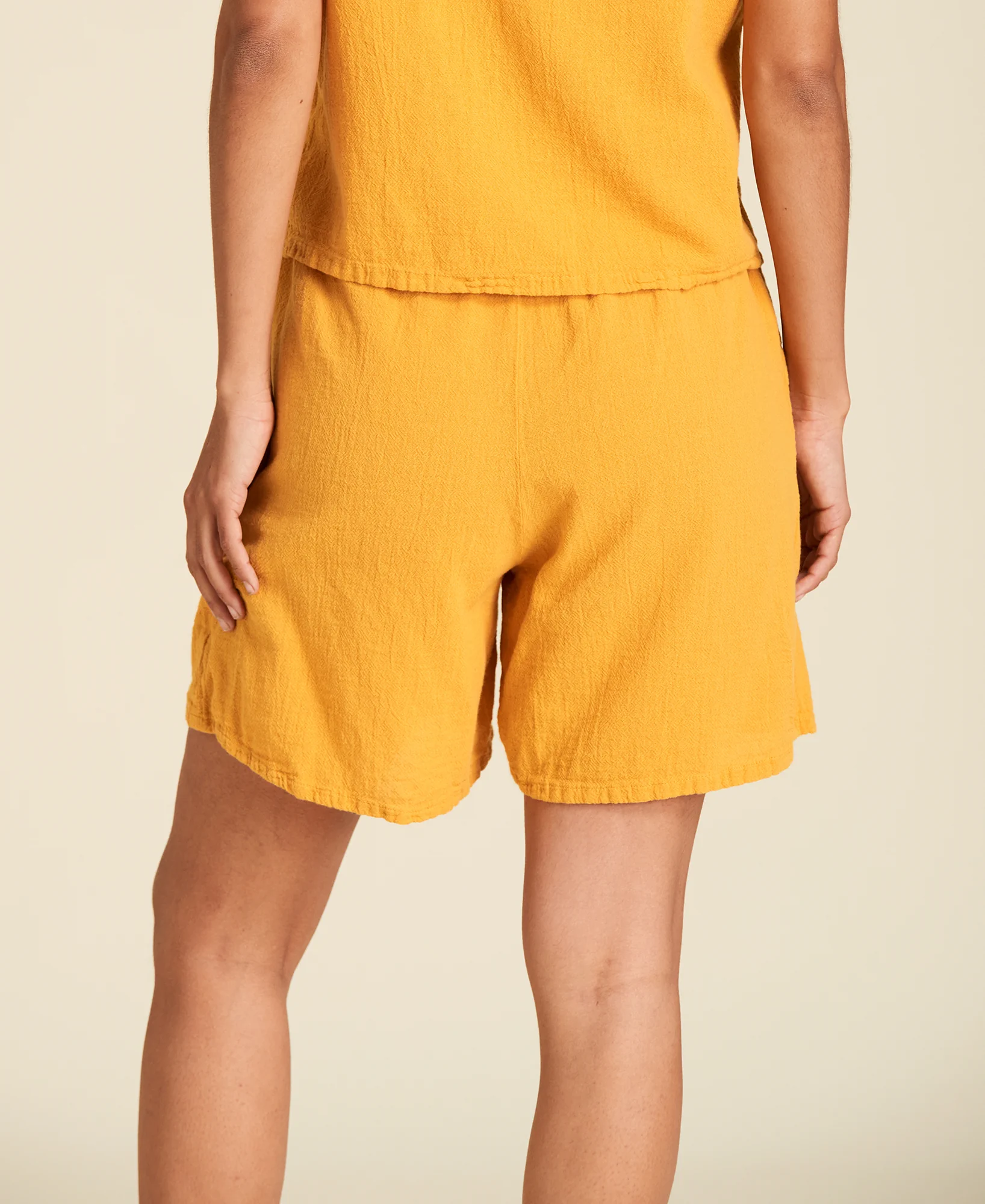 Short de algodón a la cintura Tina color amarillo mostaza Turmeric