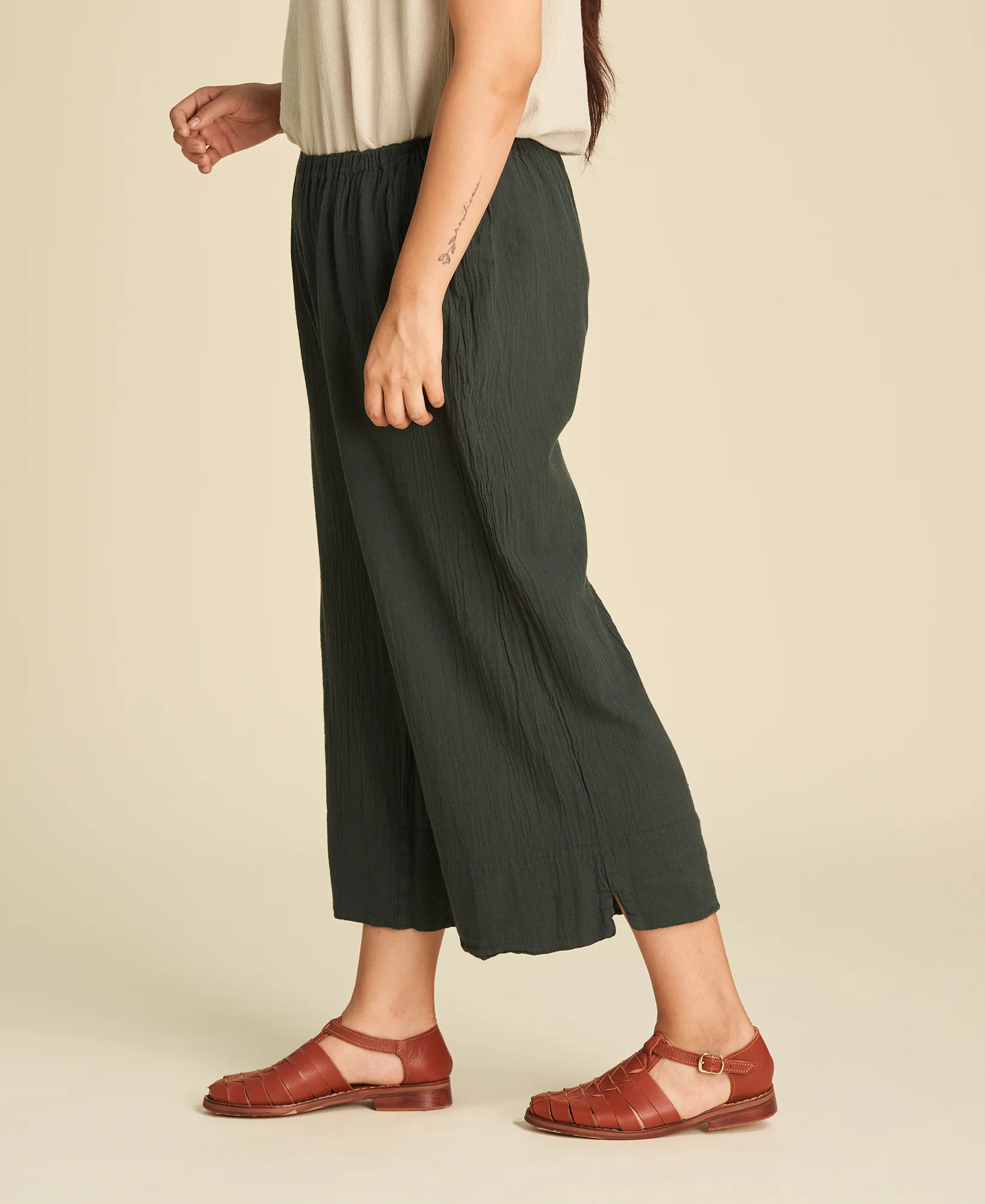 Pantalon capri Paula color Juniper