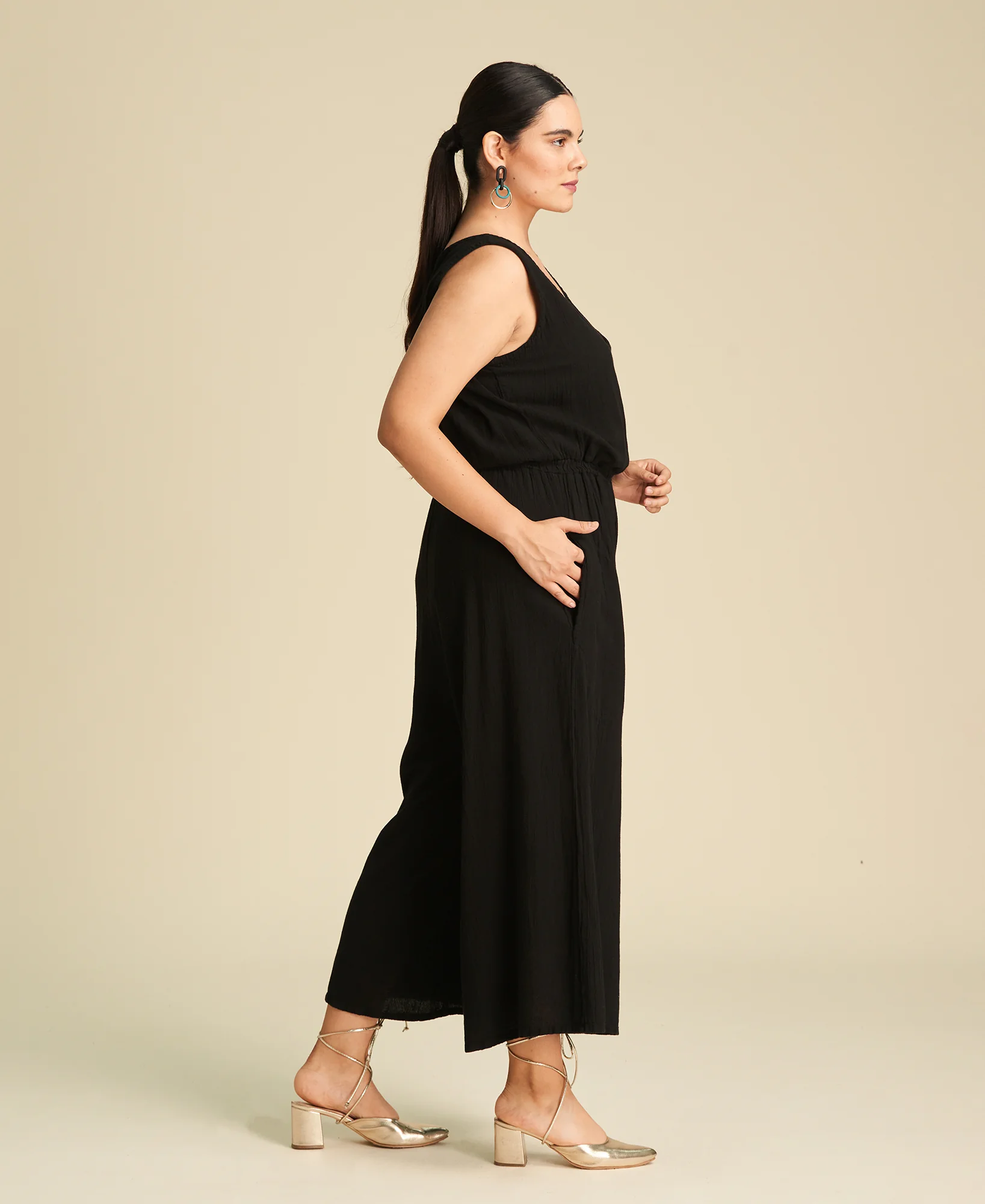 leonora_black_02 Leonora